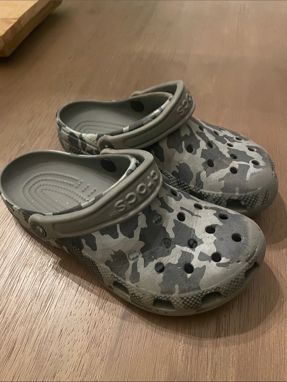 Crocs Kids Clog in Gray Camouflage size 4